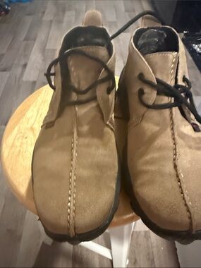 Justin Boots Men's Tan Suede Chukka Boots